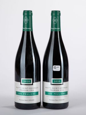 deux bouteilles de vin rouge posées l'une à côté de l'autre sur une table