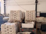 une grande pile de cartons et de sacs dans un entrepôt
