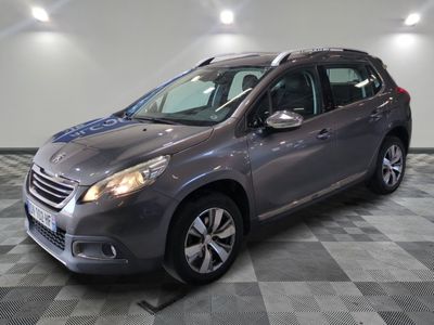la voiture grise est garée dans le garage sur le sol en damier