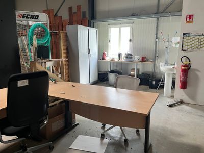 une pièce avec un bureau et une chaise