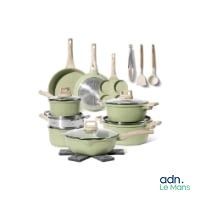 tout un tas de casseroles et de poêles posées sur une table