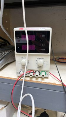 un ordinateur posé sur un bureau, à côté d'un clavier et d'une souris