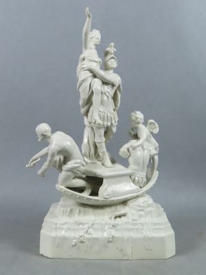 une statue blanche représentant un homme et une femme sur un bateau