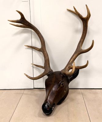 Trophée composé d'une tête de cerf en bois peint sculpté et … - Photo 1