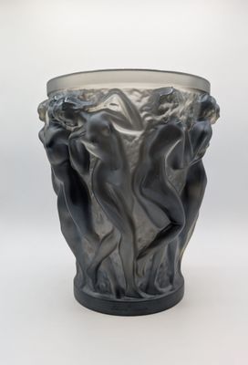 un vase noir orné d'un motif sur un fond blanc