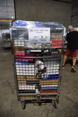 un chariot sur lequel sont empilés de nombreux livres