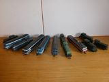 un grand nombre de trains miniatures qui se trouvent sur la table