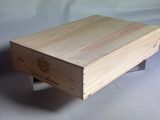 une boîte en bois posée sur une table