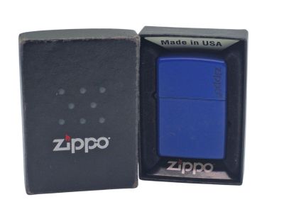 une image représentant un briquet Zippo dans une boîte, sur fond blanc