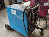 une machine bleue qui se trouve dans un garage