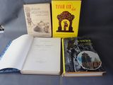 trois livres sont posés sur une table les uns à côté des autres