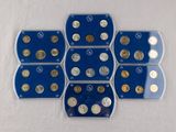 six plateaux de dés en plastique bleu sur lesquels figurent six pièces différentes