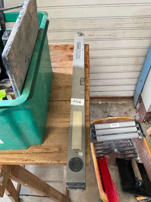une boîte d'outils posée sur une table à côté d'une boîte à outils