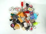 un tas de porte-clés de toutes sortes posés sur une surface blanche