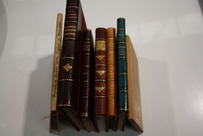 cinq livres empilés sur une table