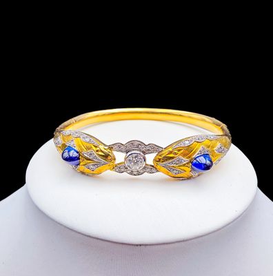 un gros plan d'un bracelet jaune et bleu sur un mannequin