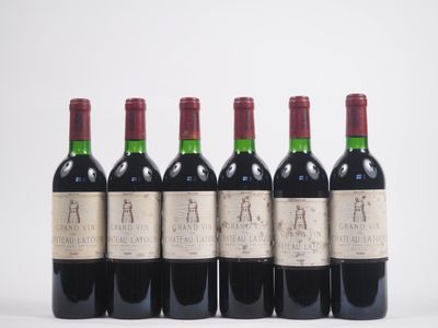 quatre bouteilles de vin sont alignées