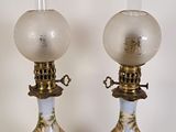 paire de lampes à huile anciennes avec des abat-jours en verre peints à la main