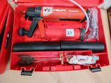 une boîte à outils rouge avec des outils sur une table