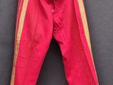 un pantalon rouge accroché à un mur noir
