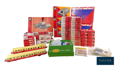 de nombreux types de petits trains dans la boîte