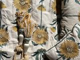 deux oreillers et un oreiller orné d'un pompon