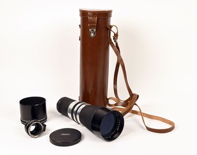 un étui en cuir contenant un appareil photo et un objectif