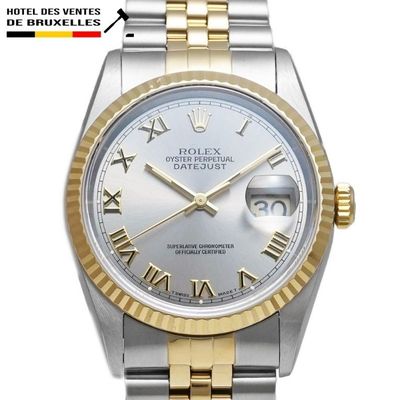 Montre Rolex avec des chiffres romains sur le cadran et des chiffres romains sur le bracelet