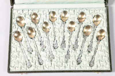 une boîte contenant tout un tas de cuillères en argent