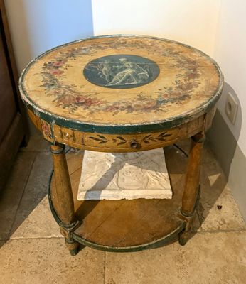 une petite table sur laquelle est posé un tableau, dans une pièce
