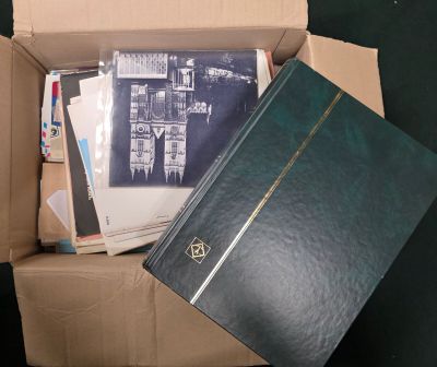 une boîte remplie de livres, avec un classeur à l'intérieur