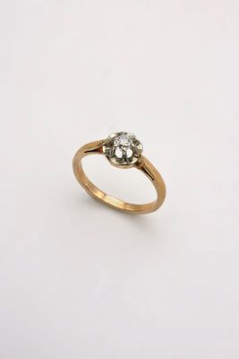 gros plan d'une bague en or ornée de deux diamants