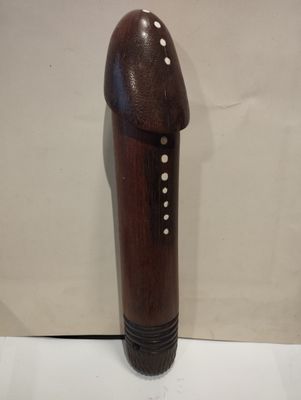 EROTISME Phallus géant en bois, incrustation de points en os…