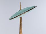 une lampe verte posée sur une table