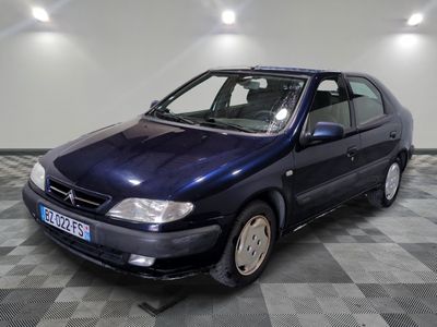 la photo d'une voiture bleue garée dans un garage
