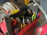 une sacoche à outils rouge remplie d'outils dans un garage