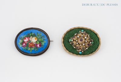 deux boutons ornés de fleurs