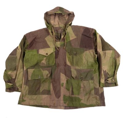 une photo d'une veste de camouflage avec une capuche