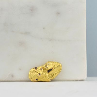 un gros plan sur un bloc de marbre blanc orné d'un cœur doré