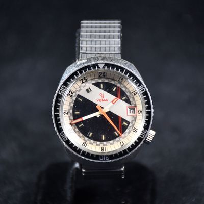 gros plan d'une montre sur une surface noire