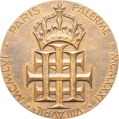 Gros plan sur une médaille d'or ornée d'une couronne