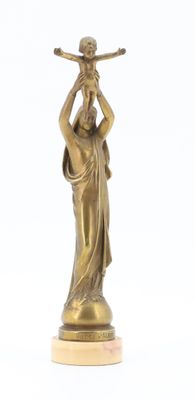 statue en bronze représentant une femme portant un enfant sur ses épaules