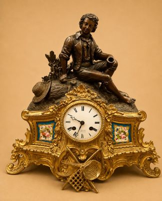 une horloge en bronze sur laquelle est assis un homme