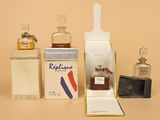 trois flacons de parfum posés l'un à côté de l'autre sur une table