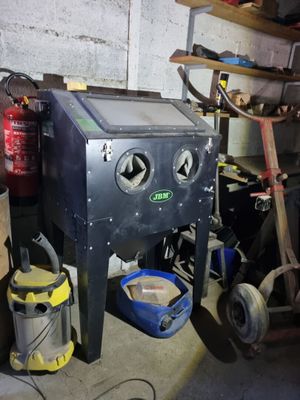 une machine qui se trouve dans un garage