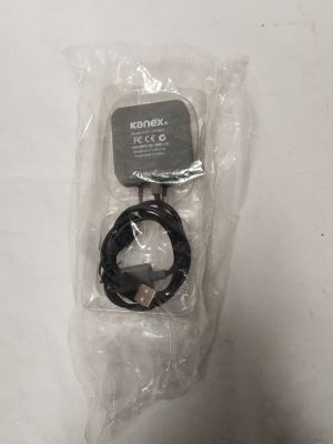 un gros plan d'un objet noir et blanc dans un sac en plastique