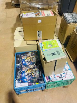 de nombreuses boîtes de bandes dessinées posées par terre dans une pièce