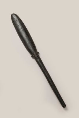 une batte de baseball noire posée sur une table