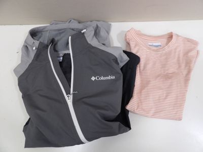 deux vestes et un t-shirt posés sur une table