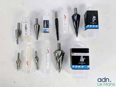 un grand nombre d'outils posés sur la table